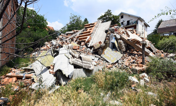 Пацови и змије кидишу на прозоре у Жаркову